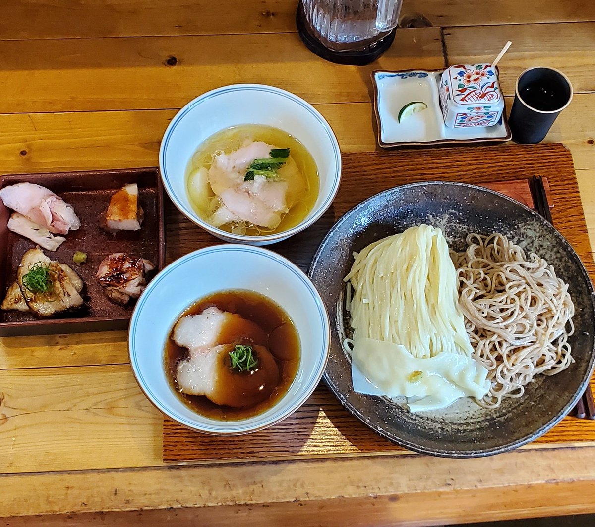 2sweetbeanpaste's tweet photo. Ramen FeeL@日向和田🔰

Ramen FeeLさんに初訪問
で贅沢連食🍜🙋

・特上醤油らぁ麺
・名古屋コーチン有明海苔佃煮ご飯

清湯スープに鶏の旨味と醤油の味わい
でメチャクチャ美味しくて自家製麺の中細ストレート麺は極上醤油スープとの相性抜群😆
トッピングのチャーシューやワンタンも極上でした🤩

・FeeLつけ麺スープダブル(麺大盛り)
・チャーシュー皿

スープは醤油と塩の2種類が楽しめて麺は3種あり白い細麺、黒い麺、白い太麺で
一杯で何通りもの味わいが楽しめ美味しかったです😋
チャーシューは全てが絶品🤩
ご馳走様でした🙇