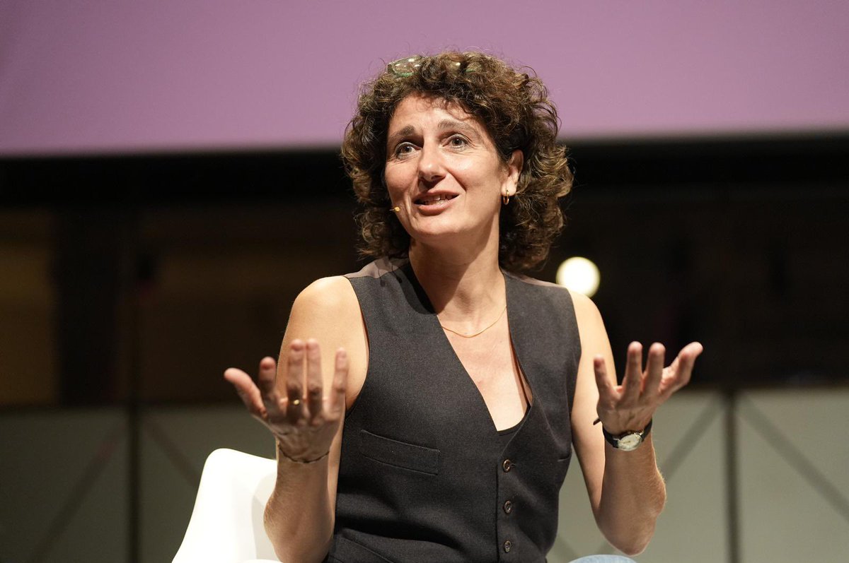 Festival de las Ideas (@festdelasideas) on Twitter photo Prometer se ha vuelto una forma de control: no se ordena, se ilusiona🫧
<a href="/MarinaGarces/">Marina Garcés</a>: “Promesa ya no es solo una palabra; está en la estructura interna de muchos de los mensajes que recibimos. Interactuamos y consumimos constantemente promesas.”
📺 acortar.link/0w5zpo Prometer se ha vuelto una forma de control: no se ordena, se ilusiona🫧
<a href="/MarinaGarces/">Marina Garcés</a>: “Promesa ya no es solo una palabra; está en la estructura interna de muchos de los mensajes que recibimos. Interactuamos y consumimos constantemente promesas.”
📺 acortar.link/0w5zpo