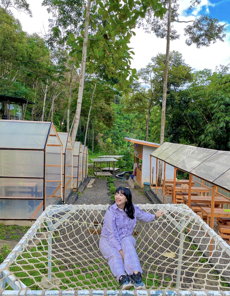 Purple is not just a color, it's while mood💜 Ungu-Ungu lucu bikin cantik my OOTD 🤏💟 <a href="/AXISgsm/">AXIS</a> #SukaSukaOOTD #AturinSukaSuka #EmangKitaBeda