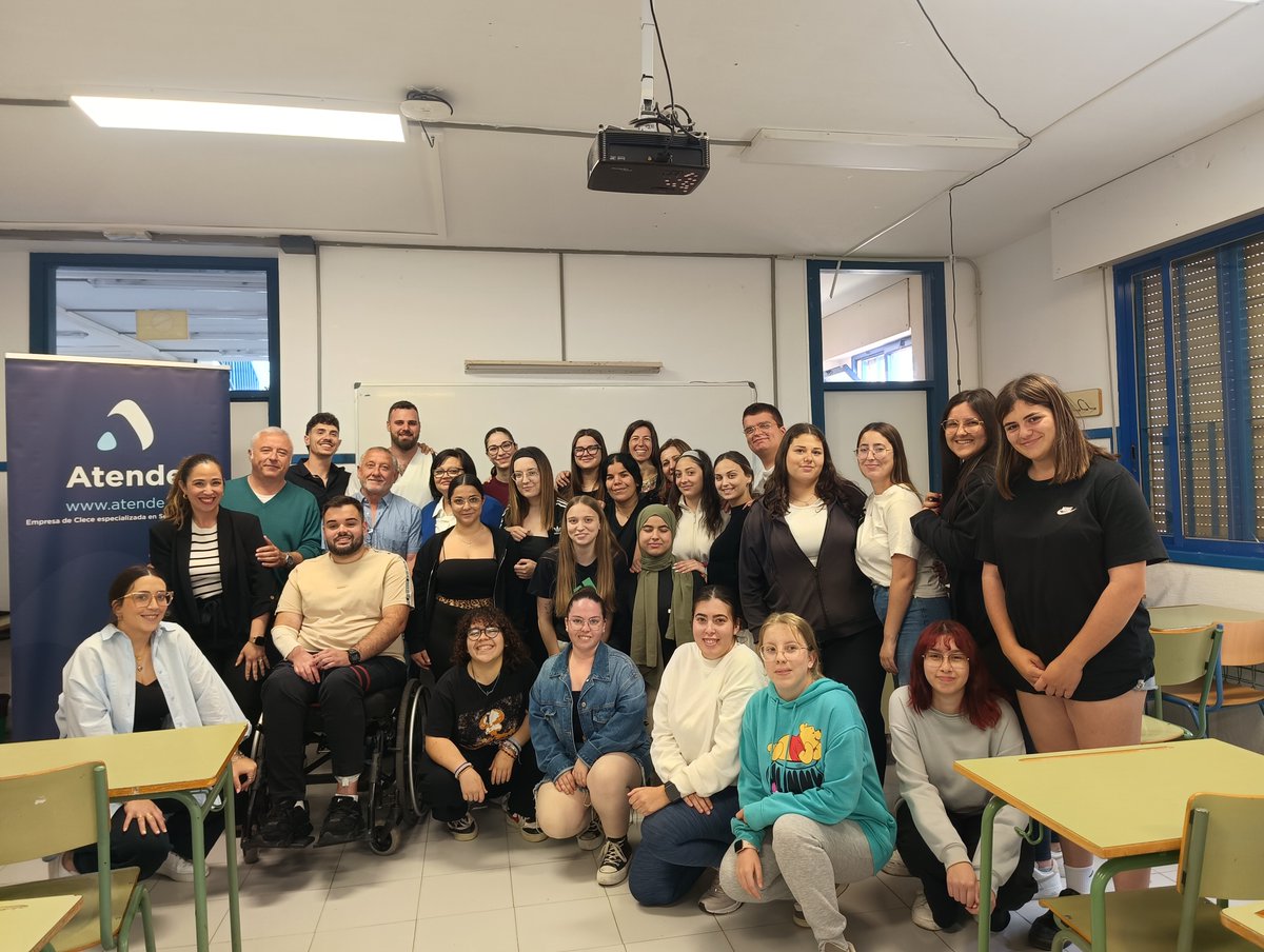 Para dar a conocer las #oportunidadeslaborales que desde #Atende brindamos a los estudiantes de "Atención a Personas en Situación de Dependencia" del IES Gaviota, nuestros compañeros del #SAD #Adra les han impartido una charla de orientación laboral. 
#Empleo #PersonasMayores