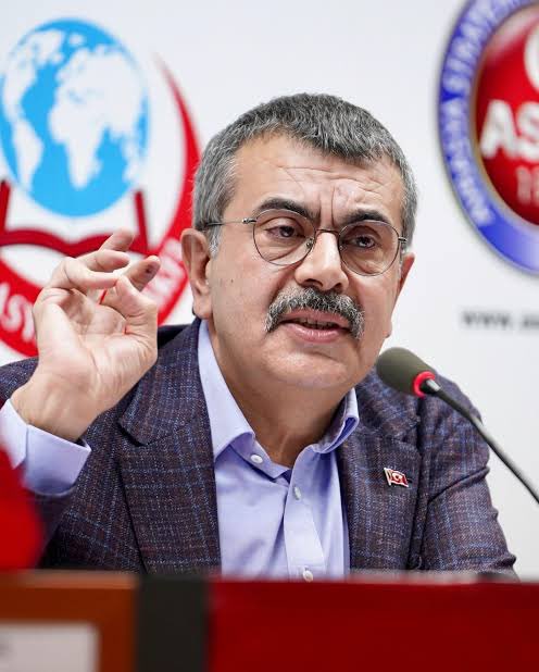ErdemOzveren571's tweet photo. Milli Eğitim Bakanı Yusuf Tekin :

"Kız çocuklarını okula göndermeyen ailelerin en baş argümanı, çocuğumu erkeklerle aynı okula göndermek istemiyorum, oluyor. O zaman veliyi
ikna etmek için biz, kız okulları da açabilmeliyiz." https://t.co/7CD76sCH8j