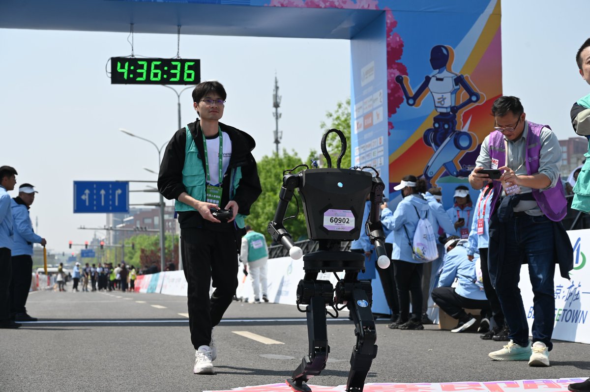 bxirobotics's tweet photo. At the Beijing Yizhuang Robot Marathon April, our humanoid robot ELF2 completed the 21.5km race and ranked 5th place!🥳
#BXI 's humanoid robot once again proved its strength in outdoor challenges.
#RobotMarathon #HumanoidRobot #BXI #半醒科技 #ELF2