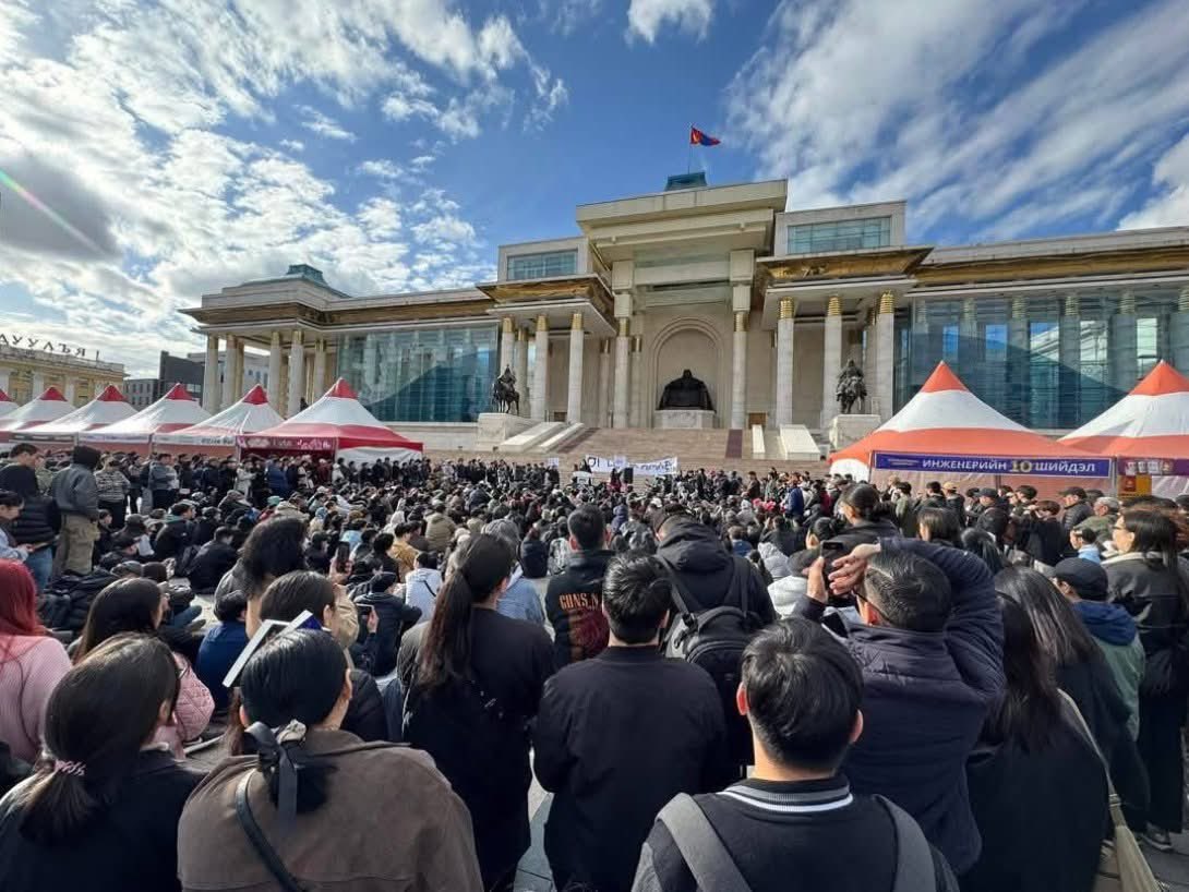 Оюук огцорч АН засгаас гарна. Цаг алдалгүй намын хурлаа хийж шинэ даргаа сонгож, улс төрөө идэвхжүүлж, энэ жензи үеийнхний сэтгэлийг хураах ажилдаа орсон нь дээр дээ! 28 оны сонгууль жензи нарын атганд байна!