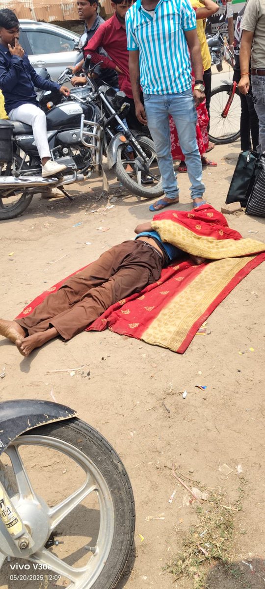 InPurvanchal's tweet photo. #सिद्धार्थनगर में दिल दहला देने वाली घटना
दिल्ली से घर लौट रहे युवक की बस में तबीयत बिगड़ी
इटवा सीएचसी के पास हुई मौत
बीमारी से जूझ रहे युवक की सफर में थम गई सांस
📍 इटवा डुमरियागंज रोड इटवा थाना क्षेत्र
#Siddharthnagar #HealthEmergency #UPNews #InsidePurvanchal @siddharthnagpol https://t.co/mC54VedDtE