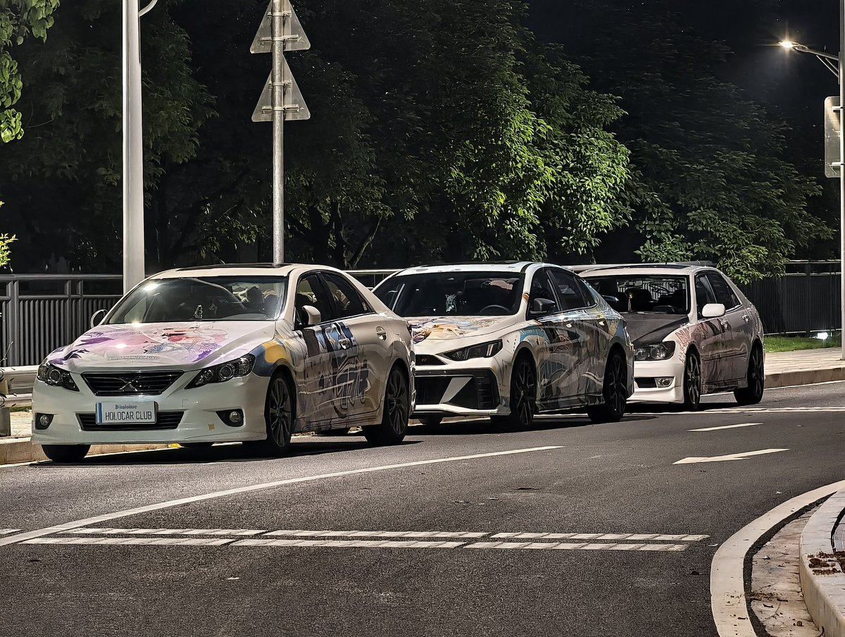 Heuch1er's tweet photo. 二つのフブキいたしゃ、ついに出会えた
#マークX
#GRX130
#hololive
#痛車
#絵フブキ
#白上フブキ
#IS200
#百鬼絵巻 https://t.co/OuxMhJbDWJ