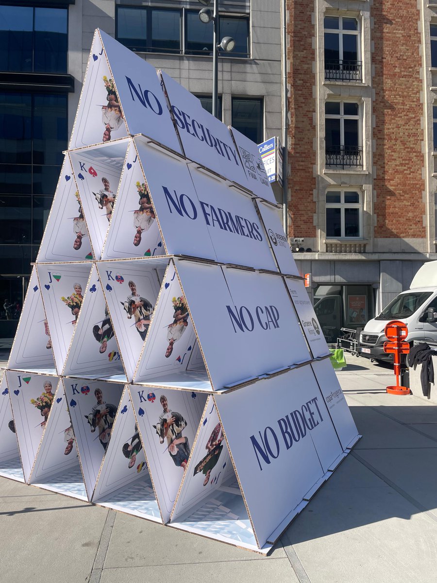 AsajaNacional's tweet photo. #Hoy en 📍🇪🇺 #Bruselas, #Asaja recuerda:

 🗣️📣"Sin presupuesto -> no hay PAC, sin PAC -> no hay agricultores, sin agricultores -> no hay seguridad"

@vonderleyen  afirmó que la #PAC y la cohesión seguirán teniendo un presupuesto fuerte, pero no en cuanto a cómo

🃏🏰 “El castillo de naipes de la UE” @COPACOGECA