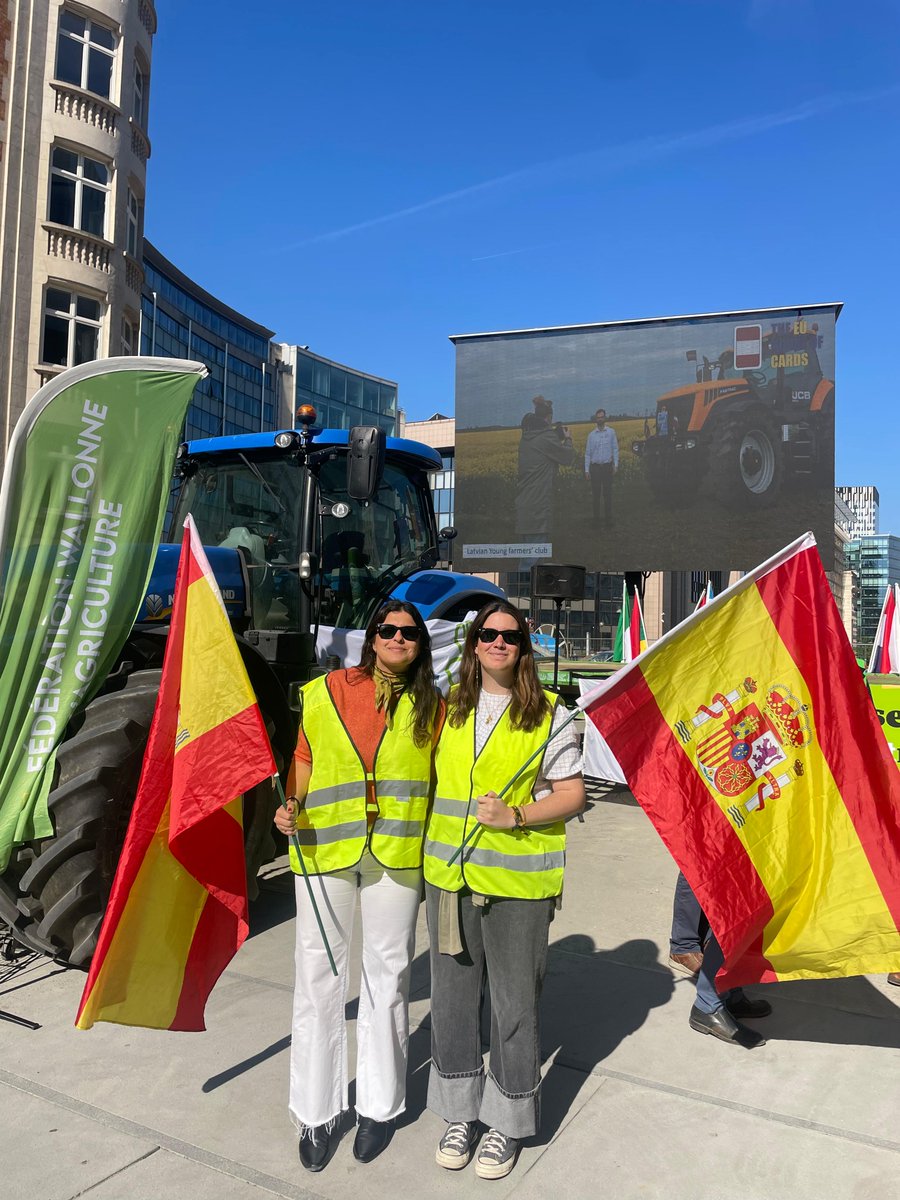AsajaNacional's tweet photo. #Hoy en 📍🇪🇺 #Bruselas, #Asaja recuerda:

 🗣️📣"Sin presupuesto -> no hay PAC, sin PAC -> no hay agricultores, sin agricultores -> no hay seguridad"

@vonderleyen  afirmó que la #PAC y la cohesión seguirán teniendo un presupuesto fuerte, pero no en cuanto a cómo

🃏🏰 “El castillo de naipes de la UE” @COPACOGECA