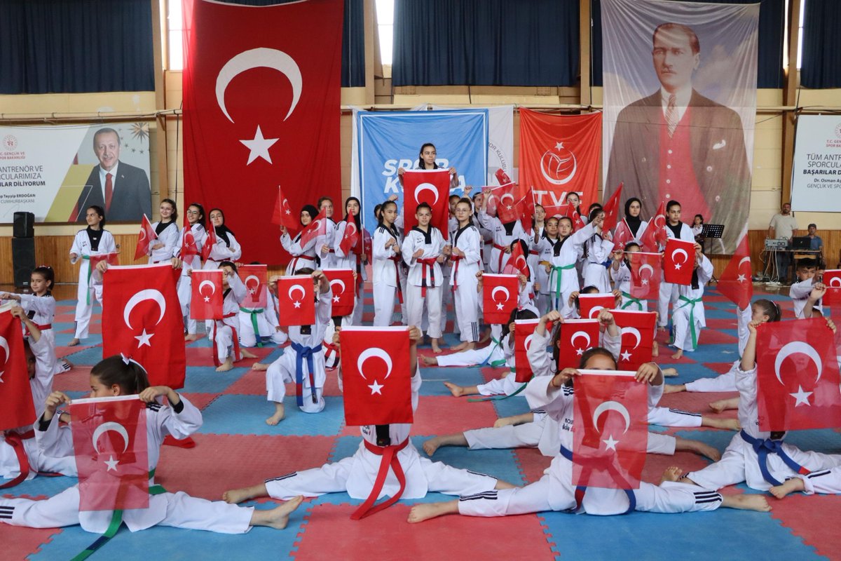 İlçemizde 19 Mayıs Atatürk’ü Anma, Gençlik ve Spor Bayramı coşkuyla kutlandı. Kutlama programına, Kaymakamımız Sayın Mehmet Kemal Akpınar, Belediye Başkan Yrd. Mustafa BALIKLI, Cumhuriyet Başsavcısı Necati KARACA, siyasi parti ve STK başkanları, öğrenciler ve vatandaşlar katıldı.