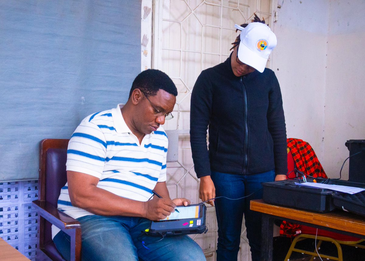 Rc_arusha's tweet photo. Amesema Mhe. Makonda.  Katika hatua nyingine Mhe. Makonda amewataka waajiri wote katika Mkoa huo kutoa ruhusa kwa watumishi wa Umma, Mashirika na Taasisi mbalimbali kwenda kuhuisha taarifa zao kwa kuwa zoezi hilo halichukui muda mrefu kukamilisha taarifa za mpiga kura. https://t.co/pDpI6BKATh