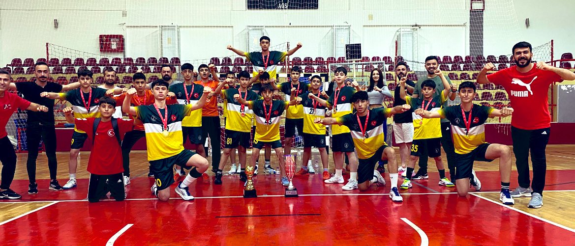 Bingöl Orman Spor kulübü Hentbol küçük erkekler takımını Türkiye Şampiyonluğundan dolayı kutluyorum. Başta antrenörleri Ünal Kaya ,Emrullah kaya olmak üzere tüm ekibi yöneticileri oyuncuları tebrik ederim. <a href="/_cevdetyilmaz/">Cevdet Yılmaz</a> 
<a href="/OA_BAK/">Dr. Osman Aşkın Bak</a> 
<a href="/hamzayerlikaya/">Hamza Yerlikaya 🇹🇷</a> 
<a href="/bingolvaliligi/">T.C. Bingöl Valiliği</a> 
<a href="/bingolmem/">Bingöl MEM</a>