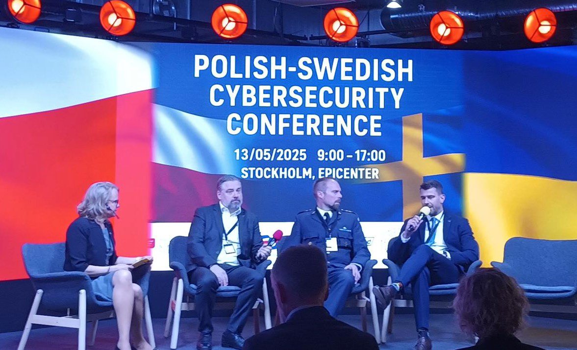 CYBER_MIL_PL's tweet image. Polska 🇵🇱 i Szwecja 🇸🇪 razem dla cyberbezpieczeństwa
#DepartamentCyberbezpieczenstwa @MON_GOV_PL był uczestnikiem Polsko–Szwedzkiej Konferencji Cyberbezpieczeństwa 2025 zorganizowanej przez Zagraniczne Biuro Handlowe Polskiej Agencji Inwestycji i Handlu w Sztokholmie oraz…
