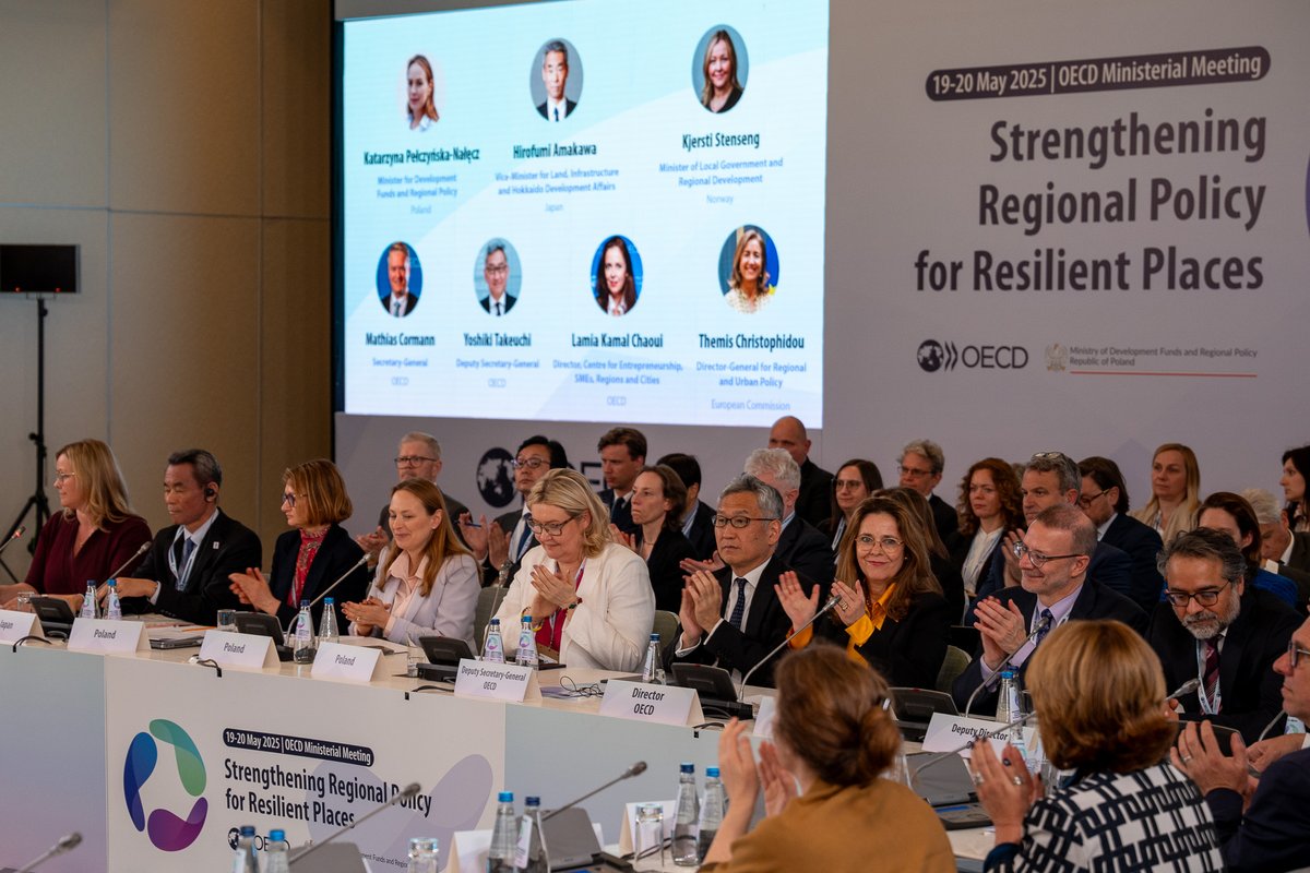 📍For day 2 of the <a href="/OECD/">OECD ➡️ Better Policies for Better Lives</a> Regional Development Ministerial in Warsaw, ministers are discussing:

🔹How to boost competitiveness
🔹Advance the green &amp; digital transitions
🔹Manage demographic shifts
🔹Improve governance

More info🔗oe.cd/rdpc-min

#ResilientPlaces