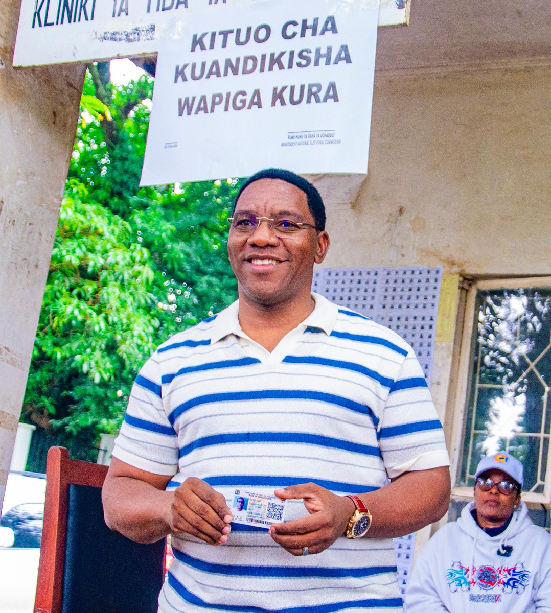 Rc_arusha's tweet photo. Mkuu wa Mkoa wa Arusha Mhe. Paul Christian Makonda leo Jumanne Mei 20, 2025 ameungana na Watanzania wengine kujiandikisha kwenye daftari la kudumu la wapiga kura kwenye kituo cha Hospitali ya AICC, Mtaa wa Mahakama Kata ya Sekei Jijini Arusha. https://t.co/Am2QYkIfwp