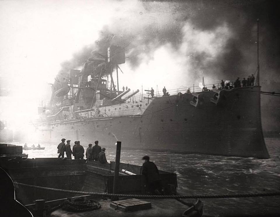 PhilipKAllan's tweet image. The dreadnought HMS Superb, launched on Tyneside in 1907, coming down the river like a dragon leaving its den. Her masts have been secured flat to allow her to pass under bridges on her way to the sea.
#WW1 #GrandFleet #RoyalNavy