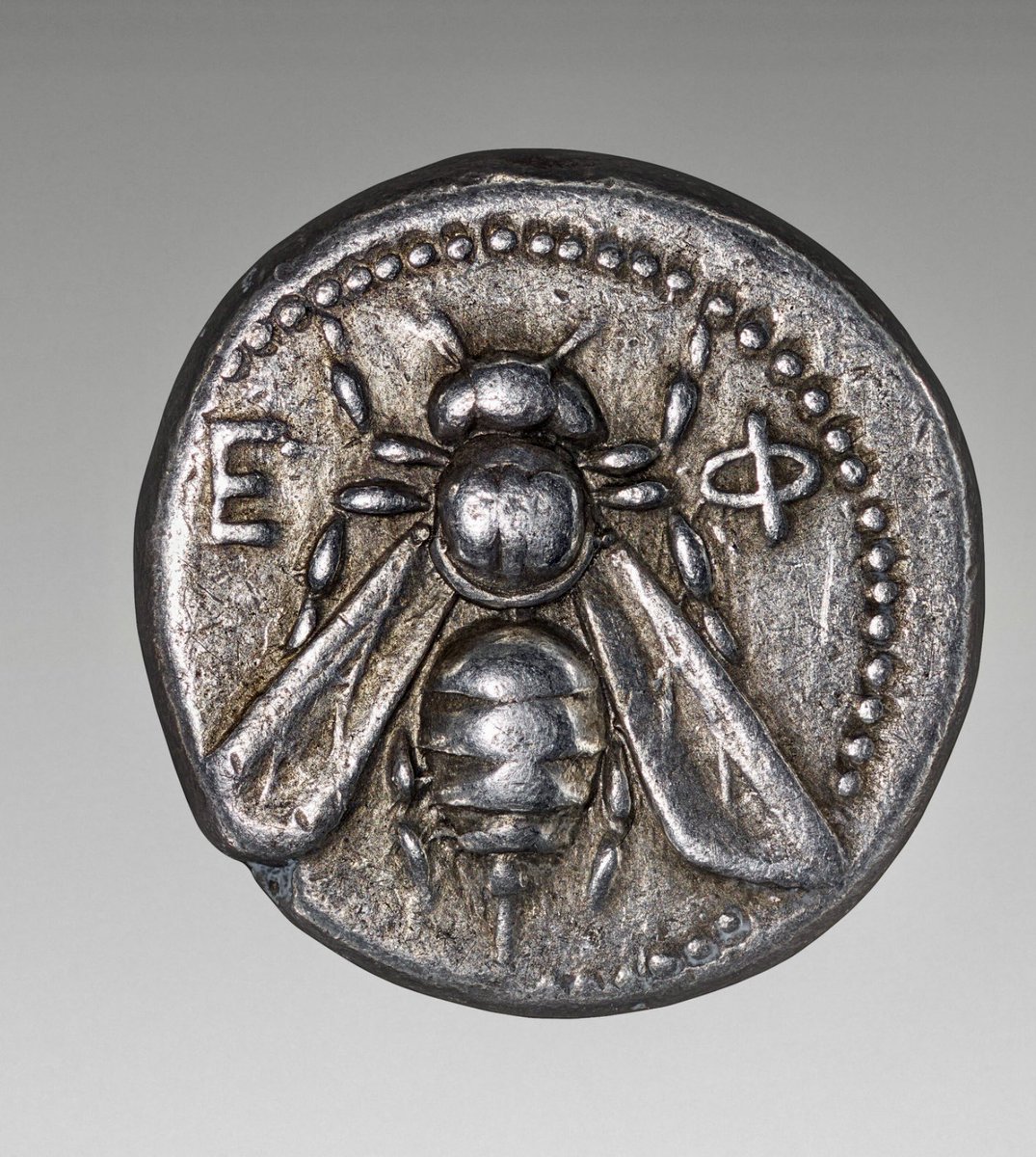 Happy #WorldBeeDay! 🐝 

Silver tetradrachm coin minted in Ephesus, 390-380 BC.

Photo Getty Museum getty.edu/art/collection…

#Archaeology