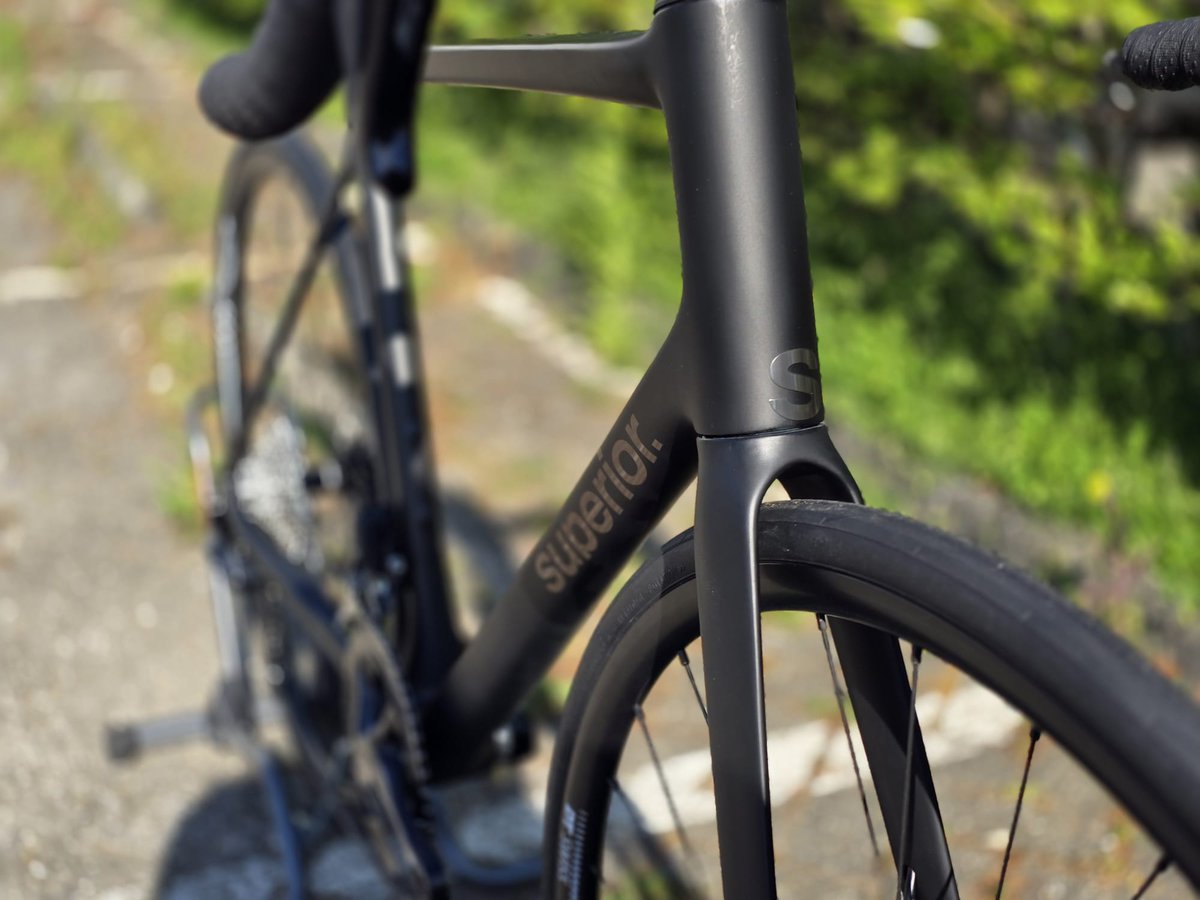 𝐒𝐔𝐏𝐄𝐑𝐈𝐎𝐑 𝐑𝐑 𝟗.𝟓 𝐦𝐞𝐭 𝐒𝐡𝐢𝐦𝐚𝐧𝐨 𝟏𝟎𝟓 𝐃𝐢𝟐  Euro 2899,00
𝑴𝒆𝒕 𝒓𝒆𝒄𝒉𝒕 𝒆𝒆𝒏 𝑩𝑳𝑨𝑪𝑲 𝑩𝑬𝑨𝑼𝑻𝒀 🖤🩶

Nieuwe Race-frame 
Licht in gewicht
Stijf maar toch heerlijk om op te rijden!

Momenteel leverbaar in 54 / 56 en 58 cm.

bikezone.nl/Superior-RR-9.…