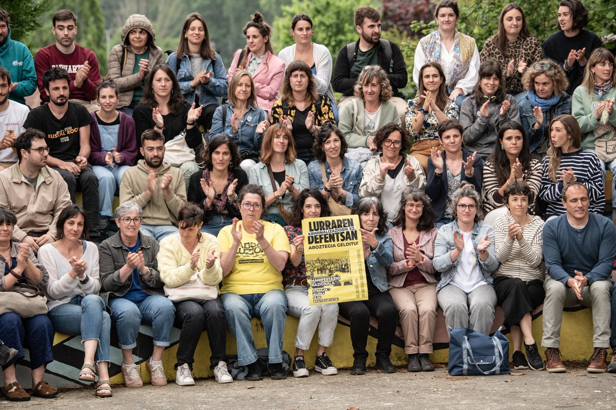 Asteleheneko goizetik, protesta eta elkartasun adierazpenak izan dira Nafarroako Auzitegiaren aitzinean, aste bukaerara arte luzatuko direnak. #Aroztegia

Aroztegiko auzipetuei elkartasuna helarazi diete <a href="/seaskaikastola/">seaska.ikastolak</a>-ko irakasleek ere, Kanbotik.

▶️kazeta.eus/eu/info_kz/202…