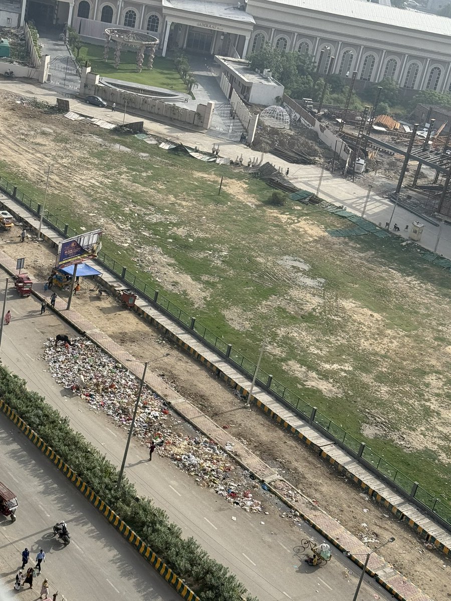 Avinash1J94018's tweet image. Is Noida really shining ? These are the images infront of IVY county, sector-75. My humble request to authority to check the quality of vendor engaged for cleaning in sector 75 &amp;amp; sector 74. Quality of their work is inferior compare to other sectors. @noida_authority @CeoNoida