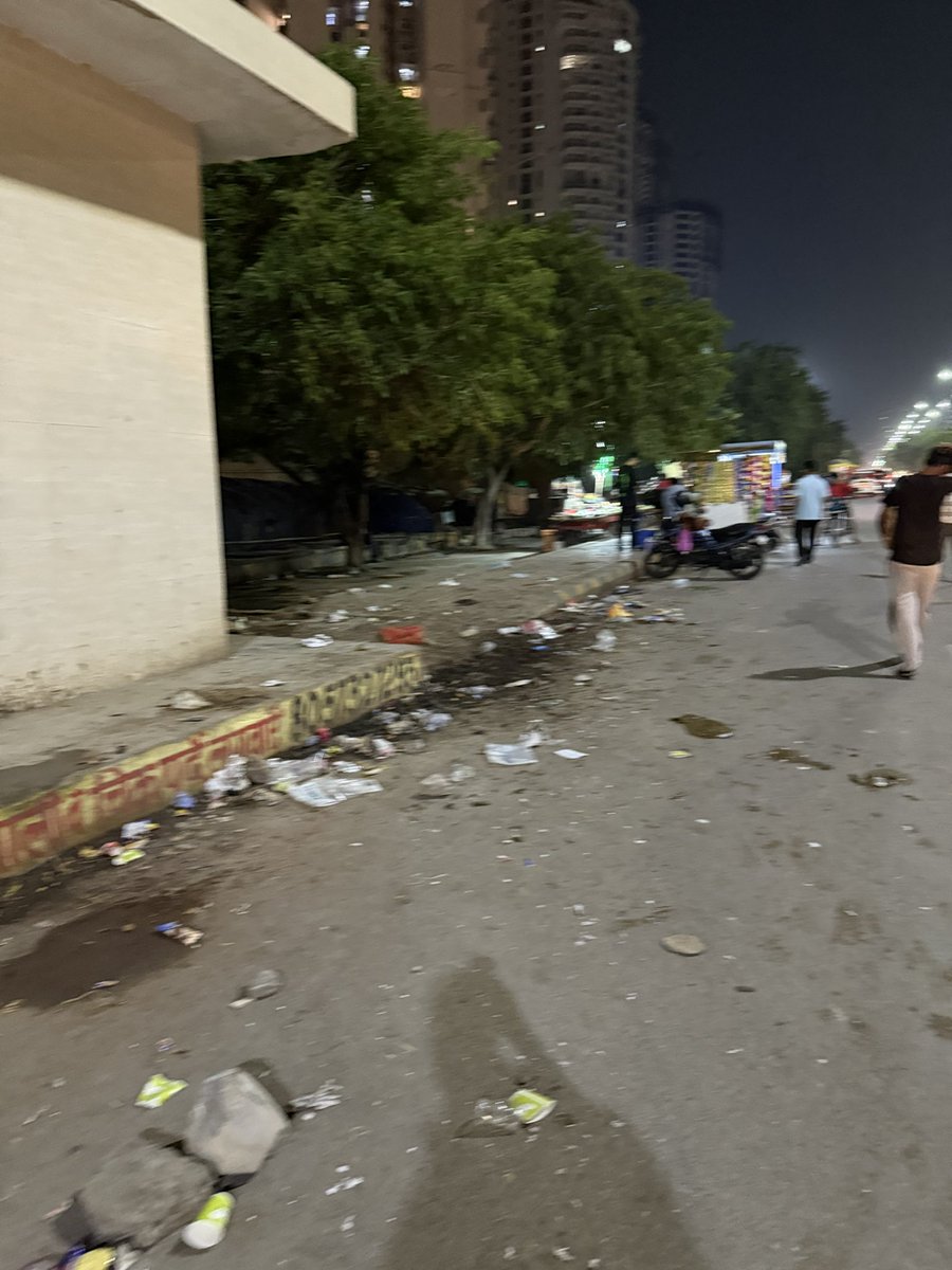 Avinash1J94018's tweet image. Is Noida really shining ? These are the images infront of IVY county, sector-75. My humble request to authority to check the quality of vendor engaged for cleaning in sector 75 &amp;amp; sector 74. Quality of their work is inferior compare to other sectors. @noida_authority @CeoNoida