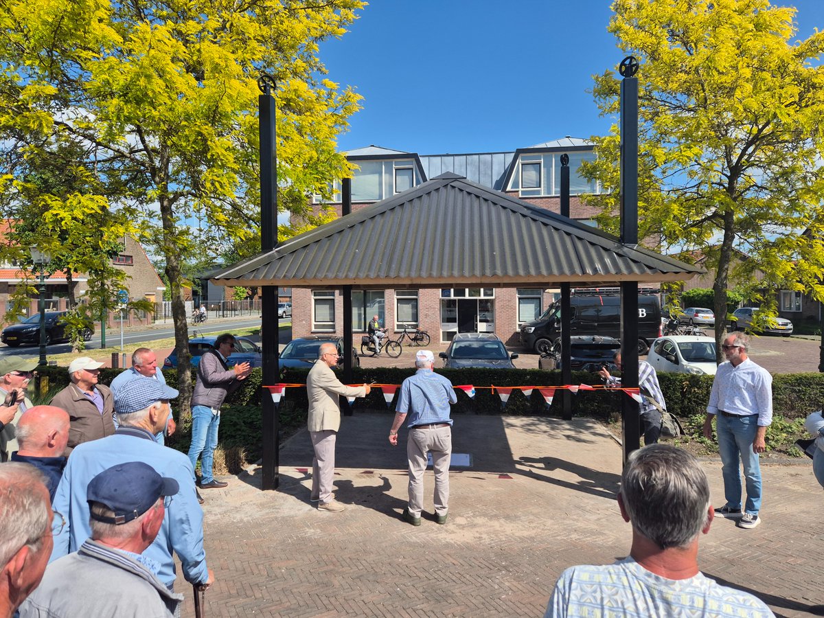 Gisteren was er een feestelijk moment op het Kolkplein om stil te staan bij de onlangs geplaatste overkapping. Wethouder <a href="/wimdejong_/">Wim de Jong</a>  was aanwezig, samen met gebruikers van de overkapping. Een mooie plek om samen te komen, bij regen en zonneschijn!