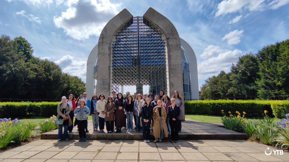 yurtdisiturkler's tweet photo. 🗺️ Başkanlığımız ve ELTE Üniversitesi iş birliğiyle Macaristan’daki Türkoloji öğrencilerine Türk kültürünü tanıtıyoruz! 🇹🇷🇭🇺
Öğrenciler, #YTBYayınları’ndan yayımlanan “Macaristan’da Osmanlı Mimarisi Rehberi” kitabını okudu ve ardından #Mohaç, #Peç ve #Zigetvar’ı ziyaret etti. 🕌📖