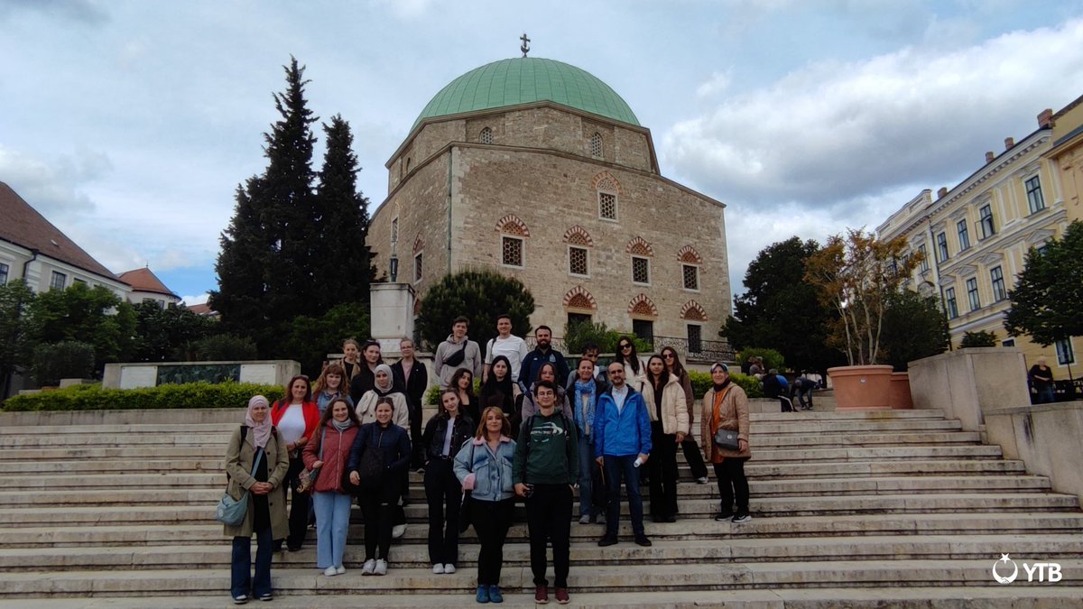 yurtdisiturkler's tweet photo. 🗺️ Başkanlığımız ve ELTE Üniversitesi iş birliğiyle Macaristan’daki Türkoloji öğrencilerine Türk kültürünü tanıtıyoruz! 🇹🇷🇭🇺
Öğrenciler, #YTBYayınları’ndan yayımlanan “Macaristan’da Osmanlı Mimarisi Rehberi” kitabını okudu ve ardından #Mohaç, #Peç ve #Zigetvar’ı ziyaret etti. 🕌📖