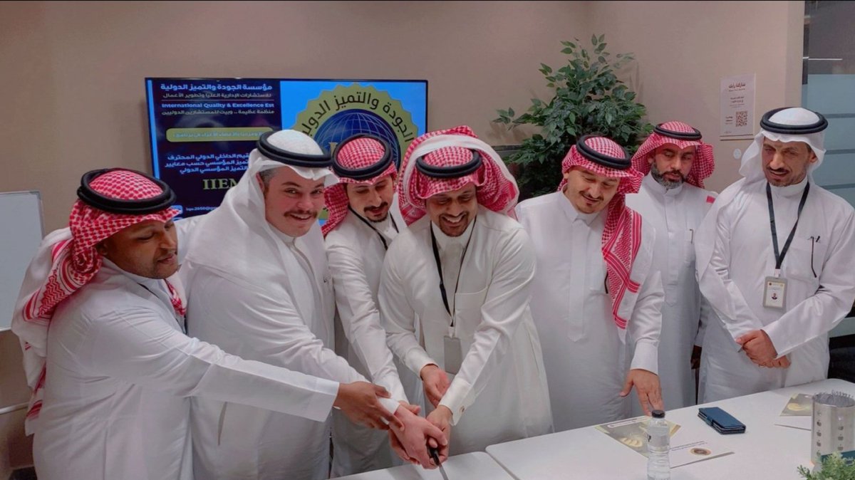 aboranah12's tweet photo. يومٌ من التميّز لا يُنسى...
اختتمنا أمس برنامج "المقيم الدولي IIEM" بمنح شهادة الاجتياز للمتدربين، وتكريم الأستاذة عائشة الطويرقي بدرع التميز المكي .

بكل فخر وسعادة في حفل يليق بروح التميز،
شكرًا لمؤسسة الجودة والتميز الدولية
ولمشروع مكة العالمي للجودة على دعمهم المستمر للمتميزين.
وشكرًا لكل من حضر وشارك… كنتم النور في القاعة.

يومٌ تلألأ بالوجوهِ المشرقهْ
وبحُسنِ خُلقٍ، والقلوبِ الصادقهْ

من شاركونا عزّ هذا المنجَزِ
همْ للتميّزِ رايةٌ سامقةْ

#التميز_المؤسسي #المقيم_الدولي #IIEM #محمد_الهندي #الجودة_والتميز #مشروع_مكة_للجودة