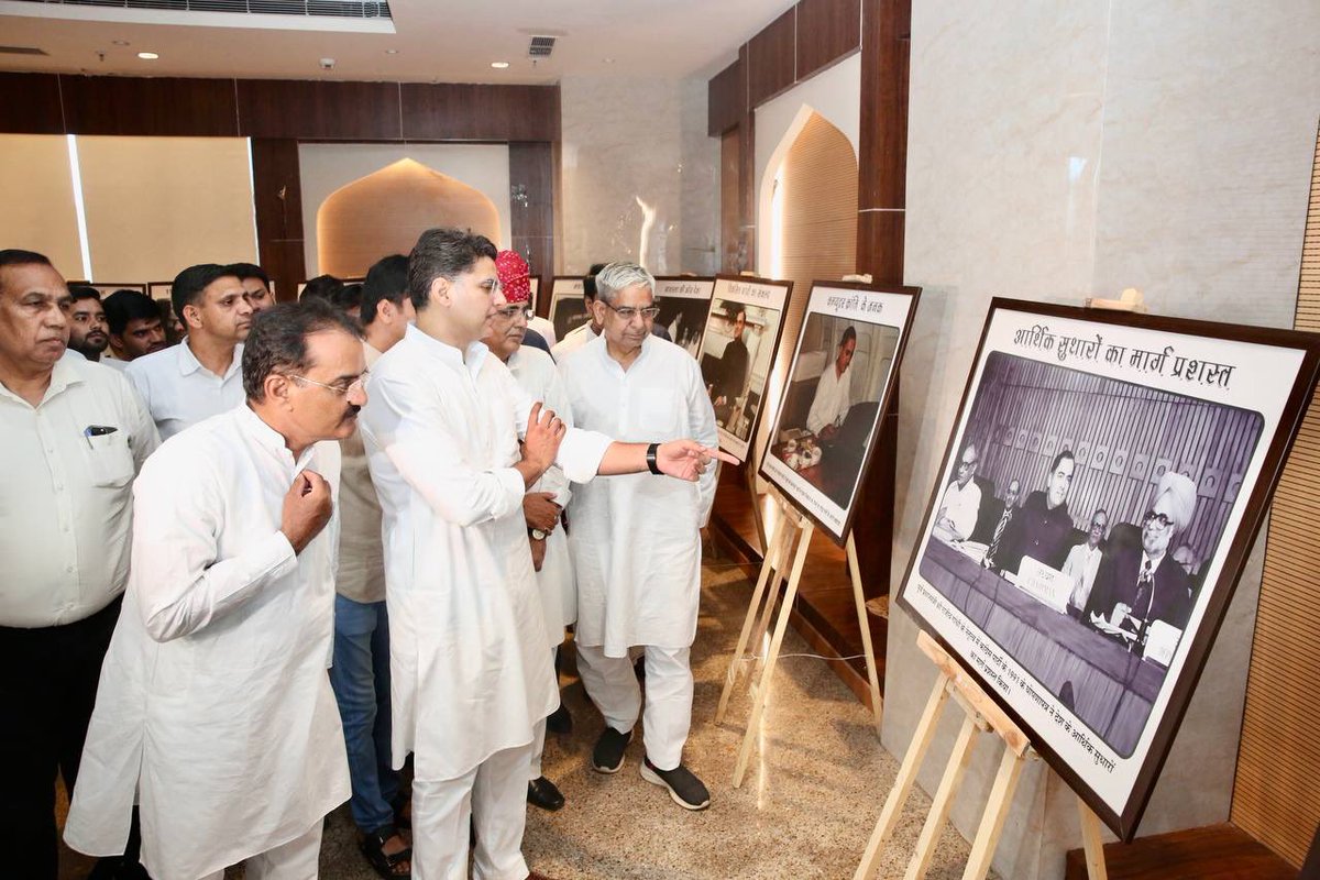 Sachin Pilot (@sachinpilot) on Twitter photo рдкреВрд░реНрд╡ рдкреНрд░рдзрд╛рдирдордВрддреНрд░реА рд╕реНрд╡. рд░рд╛рдЬреАрд╡ рдЧрд╛рдВрдзреА рдЬреА рдХреА рдкреБрдгреНрдпрддрд┐рдерд┐ рдХреА рдкреВрд░реНрд╡ рд╕рдВрдзреНрдпрд╛ рдкрд░ тАШрд▓реЛрдХ рд╕реНрд╡рд░рд╛рдЬ рдордВрдЪтАЩ рджреНрд╡рд╛рд░рд╛ рдЖрдпреЛрдЬрд┐рдд рд╕рдЪрд┐рддреНрд░ рдкреНрд░рджрд░реНрд╢рдиреА тАФтАШрд╕реНрд╡рддрдВрддреНрд░ рднрд╛рд░рдд рдХреА рдЭрд▓рдХтАЩ рдХрд╛ рдЙрджреНрдШрд╛рдЯрди рдХрд┐рдпрд╛ред
рдХрд╛рдВрдЧреНрд░реЗрд╕ рдкрд╛рд░реНрдЯреА рдХрд╛ рд░рд╛рд╖реНрдЯреНрд░ рдирд┐рд░реНрдорд╛рдг рдореЗрдВ рдЙрд▓реНрд▓реЗрдЦрдиреАрдп рдпреЛрдЧрджрд╛рди рд░рд╣рд╛ рд╣реИ, рдЗрддрд┐рд╣рд╛рд╕ рдЙрд╕рдХрд╛ рд╕рд╛рдХреНрд╖реА рд╣реИред рджреЗрд╢ рдореЗрдВ рдЖрдзреБрдирд┐рдХрд░рдг рд╕реЗ рд▓реЗрдХрд░ рдкреВрд░реНрд╡ рдкреНрд░рдзрд╛рдирдордВрддреНрд░реА рд╕реНрд╡. рд░рд╛рдЬреАрд╡ рдЧрд╛рдВрдзреА рдЬреА рдХреА рдкреБрдгреНрдпрддрд┐рдерд┐ рдХреА рдкреВрд░реНрд╡ рд╕рдВрдзреНрдпрд╛ рдкрд░ тАШрд▓реЛрдХ рд╕реНрд╡рд░рд╛рдЬ рдордВрдЪтАЩ рджреНрд╡рд╛рд░рд╛ рдЖрдпреЛрдЬрд┐рдд рд╕рдЪрд┐рддреНрд░ рдкреНрд░рджрд░реНрд╢рдиреА тАФтАШрд╕реНрд╡рддрдВрддреНрд░ рднрд╛рд░рдд рдХреА рдЭрд▓рдХтАЩ рдХрд╛ рдЙрджреНрдШрд╛рдЯрди рдХрд┐рдпрд╛ред
рдХрд╛рдВрдЧреНрд░реЗрд╕ рдкрд╛рд░реНрдЯреА рдХрд╛ рд░рд╛рд╖реНрдЯреНрд░ рдирд┐рд░реНрдорд╛рдг рдореЗрдВ рдЙрд▓реНрд▓реЗрдЦрдиреАрдп рдпреЛрдЧрджрд╛рди рд░рд╣рд╛ рд╣реИ, рдЗрддрд┐рд╣рд╛рд╕ рдЙрд╕рдХрд╛ рд╕рд╛рдХреНрд╖реА рд╣реИред рджреЗрд╢ рдореЗрдВ рдЖрдзреБрдирд┐рдХрд░рдг рд╕реЗ рд▓реЗрдХрд░
