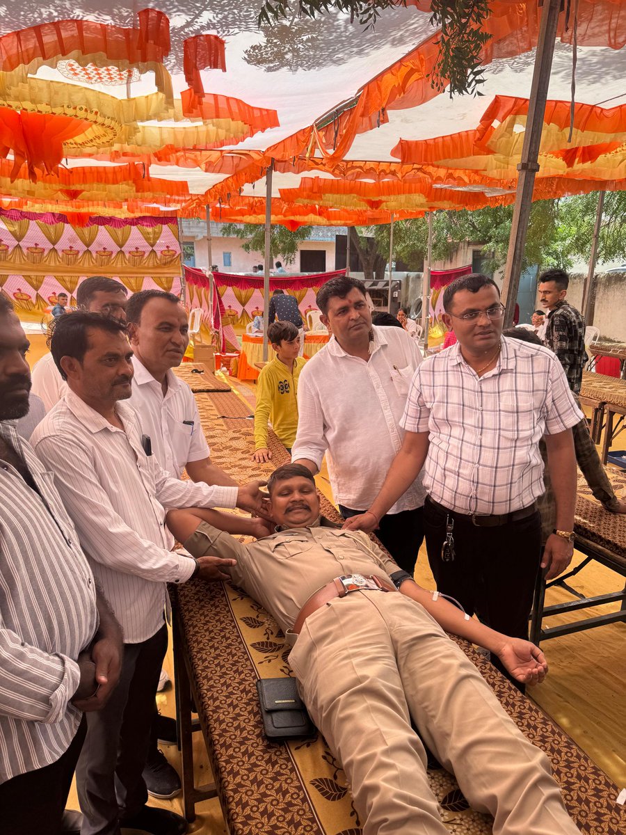 krishkumarsinh's tweet image. માનનીય કલેકટર સાહેબ રાજકોટની સૂચનાથી અને નાયબ કલેકટર સાહેબ રાજકોટ ગ્રામ્યના માર્ગદર્શન હેઠળ રાવકી ગ્રામ પંચાયત અને રાવકી ઇન્ડસ્ટ્રીયલ એસોસિએશન ની મદદથી આરોગ્ય વિભાગ ને સાથે રાખીને સ્થાનિક પદાધિકારીઓ ની હાજરીમાં રક્તદાન કેમ્પ નું સફળ આયોજન રાવકી ગ્રામ પંચાયત ખાતે કરવામાં આવેલ.