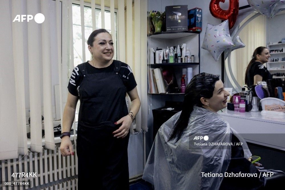 🇺🇦 "Je serai belle, même si on me retrouve sous les décombres", dit Olena Sologoub 50 ans, dans un salon où elle est venue faire retoucher son maquillage permanent.
Près du front ukrainien, la beauté quoi qu'il en coûte. Le reportage : ➡️ u.afp.com/ScLL
