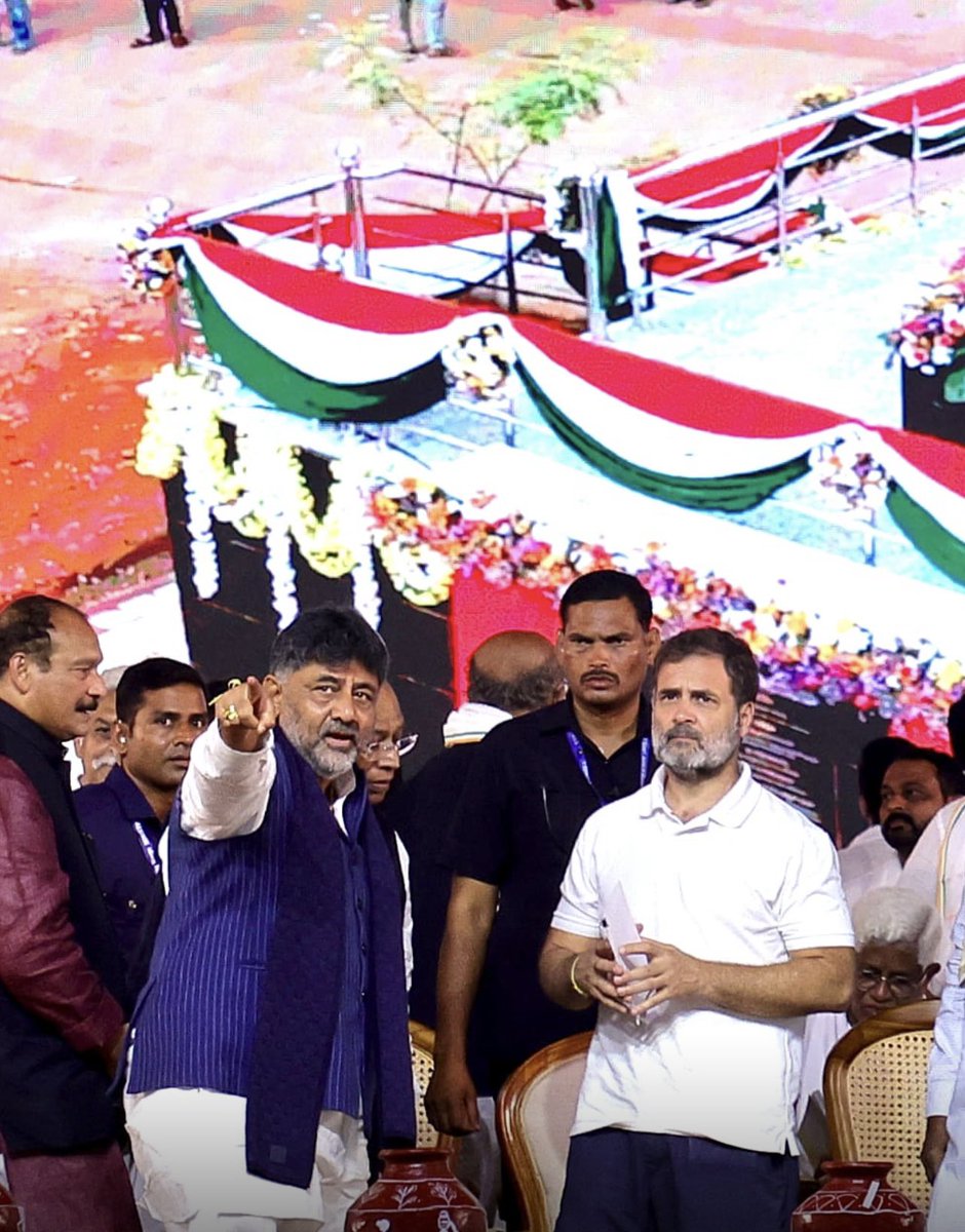 TOI Bengaluru (@toibengaluru) on Twitter photo Karnataka DyCM D K Shivakumar at the event organised in Hospet to mark the completion of two years of the Congress govt in the state 👇 Karnataka DyCM D K Shivakumar at the event organised in Hospet to mark the completion of two years of the Congress govt in the state 👇