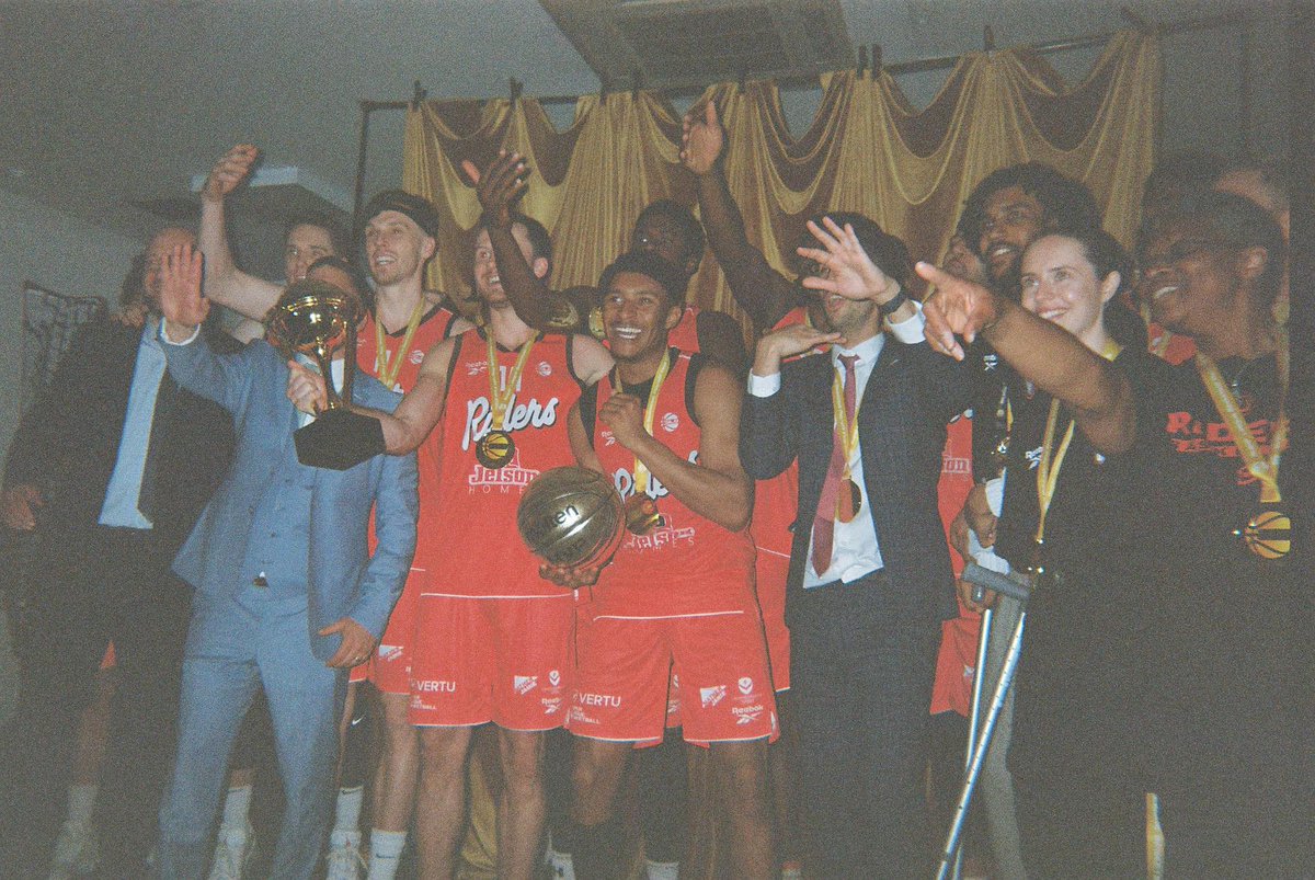 We took a disposable camera to the Playoff Final, and the vibes were immaculate ✨

A thread🧵⤵️