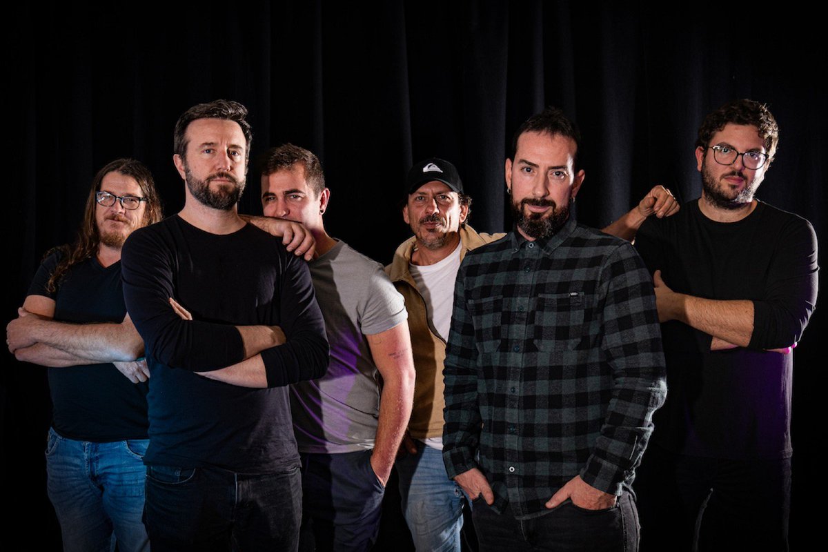 Els menorquins <a href="/Peldegall/">Pel de gall</a> presenten el seu setè disc, 'Entre sa llum i sa foscor', un repertori madur i vitalista a base de pop-rock festiu 🎉💫

🗣️ "La clau de l’èxit és que sempre hem posat el projecte musical per davant de tot"

✍🏻 <a href="/davidmenorc/">david marquès casasnovas</a> 
enderrock.cat/noticia/29613/…