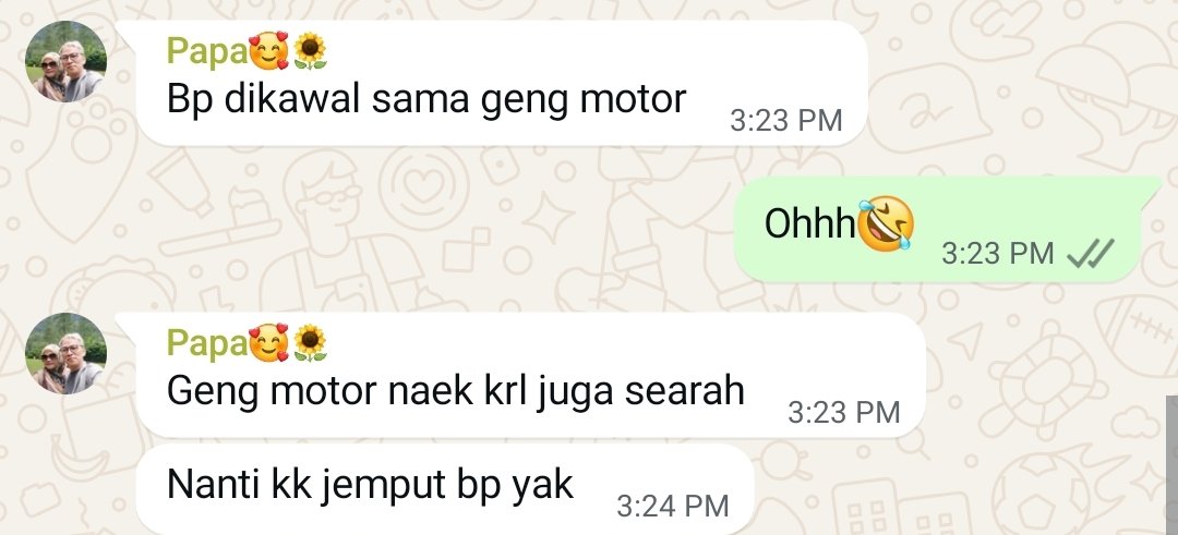 auldil's tweet photo. Random bgt jir ini pertama kalinya bokap naik transum btw, akses transum dari rumah gue tuh sangat kureng, gue otw ke stasiun perlu sekitar setengah jam lewat tol kwkwk cuma yaudahlah bosen kaliya puluhan tahun macet-macetan naik mobil😭 https://t.co/6CmhNork5Z