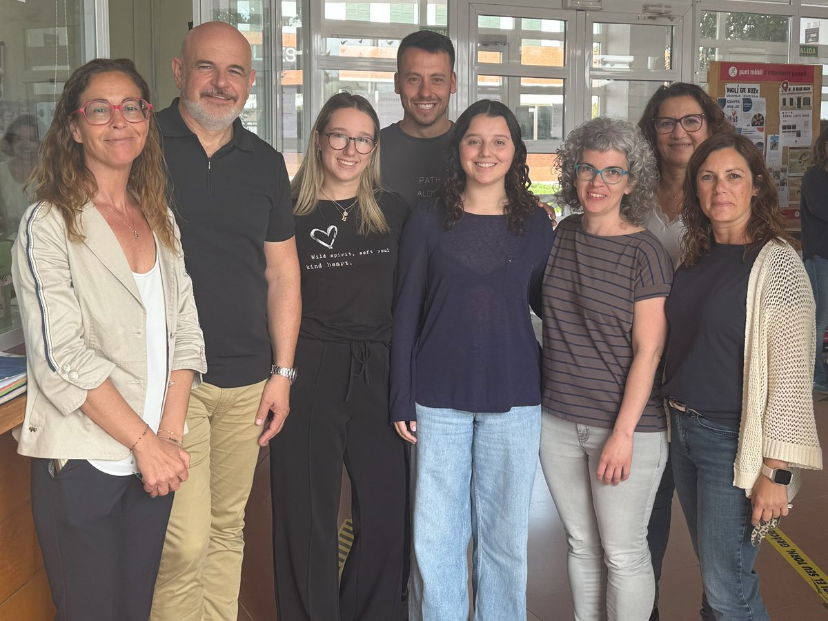 IesCapDeLlevant's tweet photo. Hem tingut el gran plaer de poder saludar  personalment a les nostres dues alumnes: n’Anna Pons Cuevas que ha  quedat en primera posició de les skills d’Atenció sociosanitària i na  Carla Florit Sintes que ha quedat en tercera posició de les skills de  Perruqueria. https://t.co/bGYkePqNWB