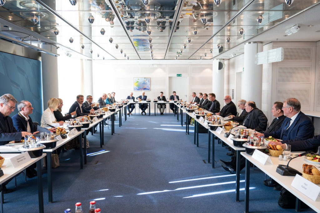 Zu einem turnusgemäßen Austausch trafen sich gestern Mitglieder der Freisinger Bischofskonferenz unter Leitung unseres Erzbischofs Kardinal Reinhard Marx mit der bayerischen Staatsregierung in der Staatskanzlei in München.⁠
(Fotos: Bayerische Staatskanzlei)