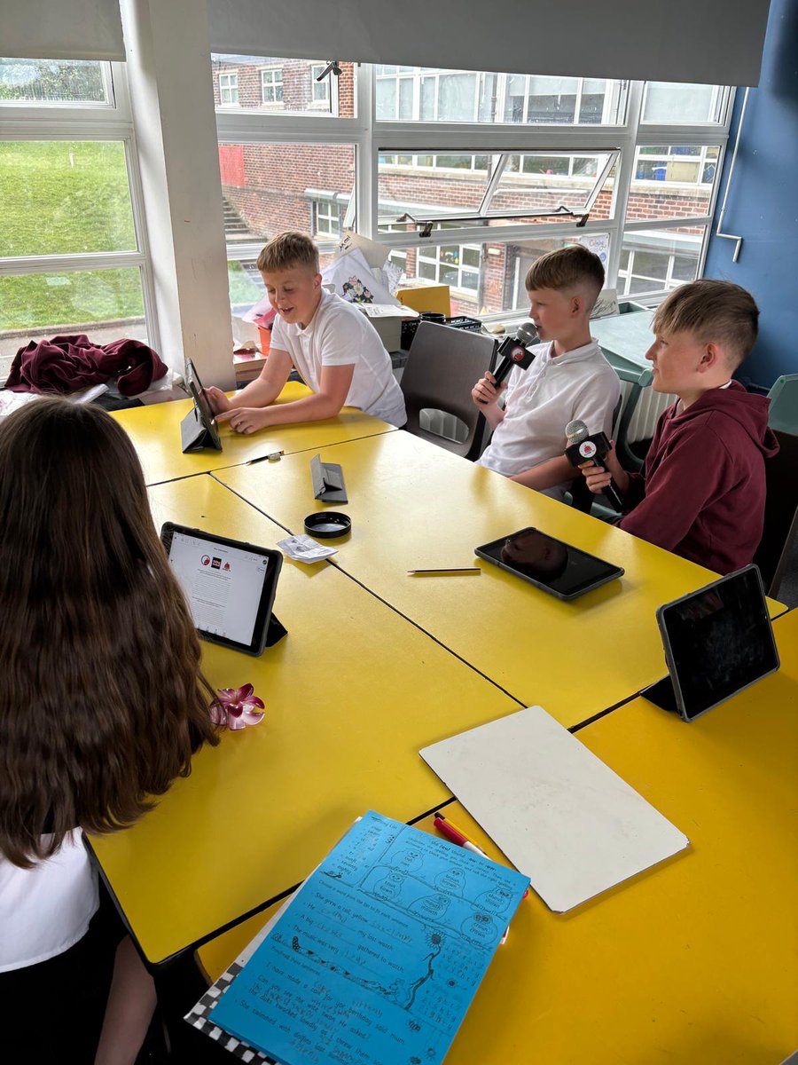 And that's a wrap on Talking Football for this school year as Senior Community Coach Alistair delivered the final session at Chirnsyde Primary School yesterday, with the young people focusing on interviews and press conferences!

🎙️⚽️