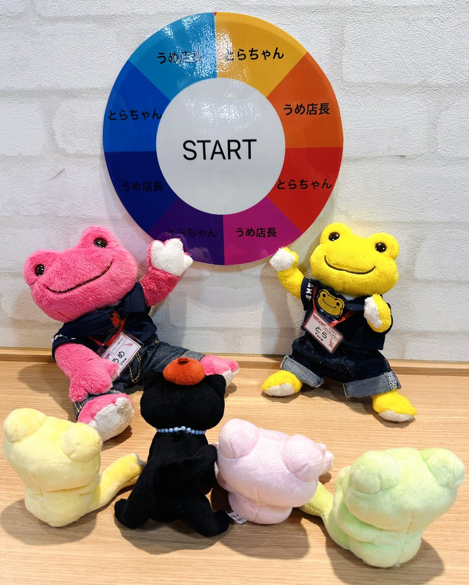 🍀キャラクターコーナー🍀 何やらうめ店長ととらちゃんはダーツを