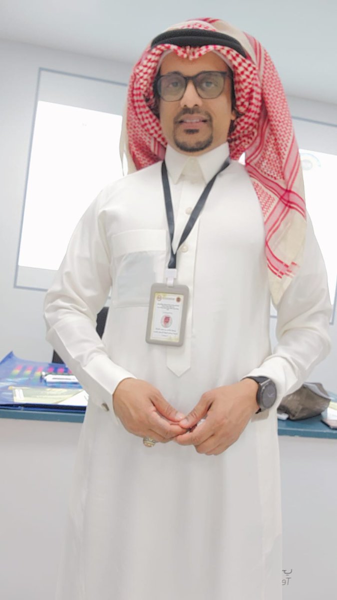 aboranah12's tweet photo. حين ينبض التميّز شعرًا…
وتنطق الممكنات، والمعايير، والنتائج بلغة القصيدة،
وحين يصبح المقيم الداخلي روحًا تقود التغيير،
أهديكم هذه الأبيات من القلب، في ختام رحلةٍ صنعت الفخر:

*نبض المقيم* 

في دربِ تميّزِنا خَطَوْنا واثقينْ
نزرعْ رؤى، ونُجيدُ حَصْدَ المُحْسنينْ

*بالممكناتِ* نُشيدُ صرحًا نافعًا
نُحيي *المعاييرَ* الكريمةَ في اليقينْ

*والنتائجُ* شهدُ جهدٍ مُتقَنٍ
تبني الطريقَ لِمجدِ كلّ المبدعينْ

*والمؤشـراتُ* تُضيءُ فكرًا ناضجًا
تهدي الدُروبَ لفعلِ قومٍ فاعلينْ

*كشافُنا* أداةُ فَهمٍ راشـدٍ
تُظهرْ ملامحَ جودةٍ للمستبينْ

أما *المقيمُ*، فهو نُخبةُ فكرِنا
ذو حِكمةٍ، ووعيِ عقلٍ مُتزنينْ

يخطو بثقةِ عالمٍ ومهارةٍ
ويُجيدُ التقييمَ في أبهى اليقينْ

 شُعلةُ عزّةٍ وفنٌ وإبداعٌ
يُحيي التميّزَ في العقولِ النابغينْ

والمجدُ *للمؤسسةِ* السّباقةِ الـ
مُلهمةِ الجودةِ... وأهلِ الرائدينْ

يا خيرةَ الصفوةِ، لكم من قلبِنا
شكرٌ يفيضُ على جهودِ الصابرينْ

ومنِّي أنا *محمد* ، بكلِّ ودٍّ صادقٍ
شكري، وعذري، والسموحهْ منكمْ تبيـنْ

            *محمد الهندي*
*سفير نموذج التميز المؤسسي IIEM*