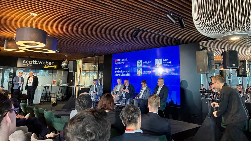 Co čeká český realitní trh? Jak budou vypadat města budoucnosti a kde hledat odpovědi na současné výzvy v bydlení, infrastruktuře či urbanismu? Za Central Group odpovídá majitel a šéf Dušan Kunovský.

1url.cz/gJQBh