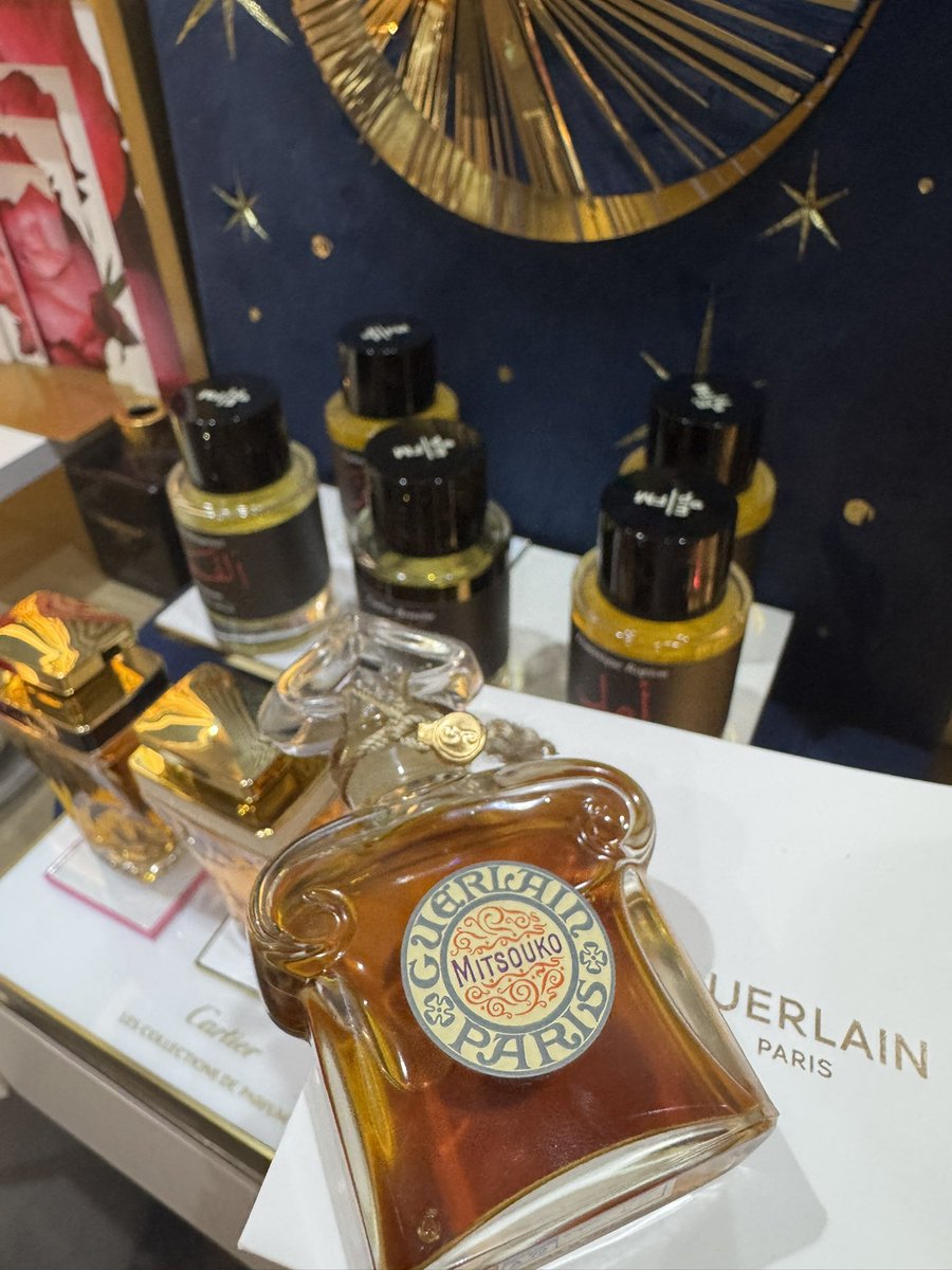 ي صباح الخير 🩵

ميتسوكو من دار جيرلان، وهو عطر أسطوري صدر سنة 1919، يعني من أكثر من 100 سنة! 🕰️ صانعه جاك جيرلان، ويقولون إنه استوحاه من قصة حب يابانية، واسم "ميتسوكو" معناه "الغموض" بالياباني، يعني تحسين إنه عطر فيه سحر وجاذبية غريبة! 🗾💖 العطر يعتبر من عطور الشيبر الكلاسيكية،