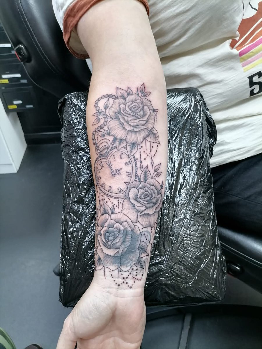 teresakovacstat's tweet photo. Beautiful flower and ornamental piece with clock as a partial cover-up☺️

#coveruptattoo #coverup #tattoo #tattooartist #tattoos #londontattoo #brightontattoo #brightontattooartist #flowertattoo https://t.co/HwrPxnEpdV
