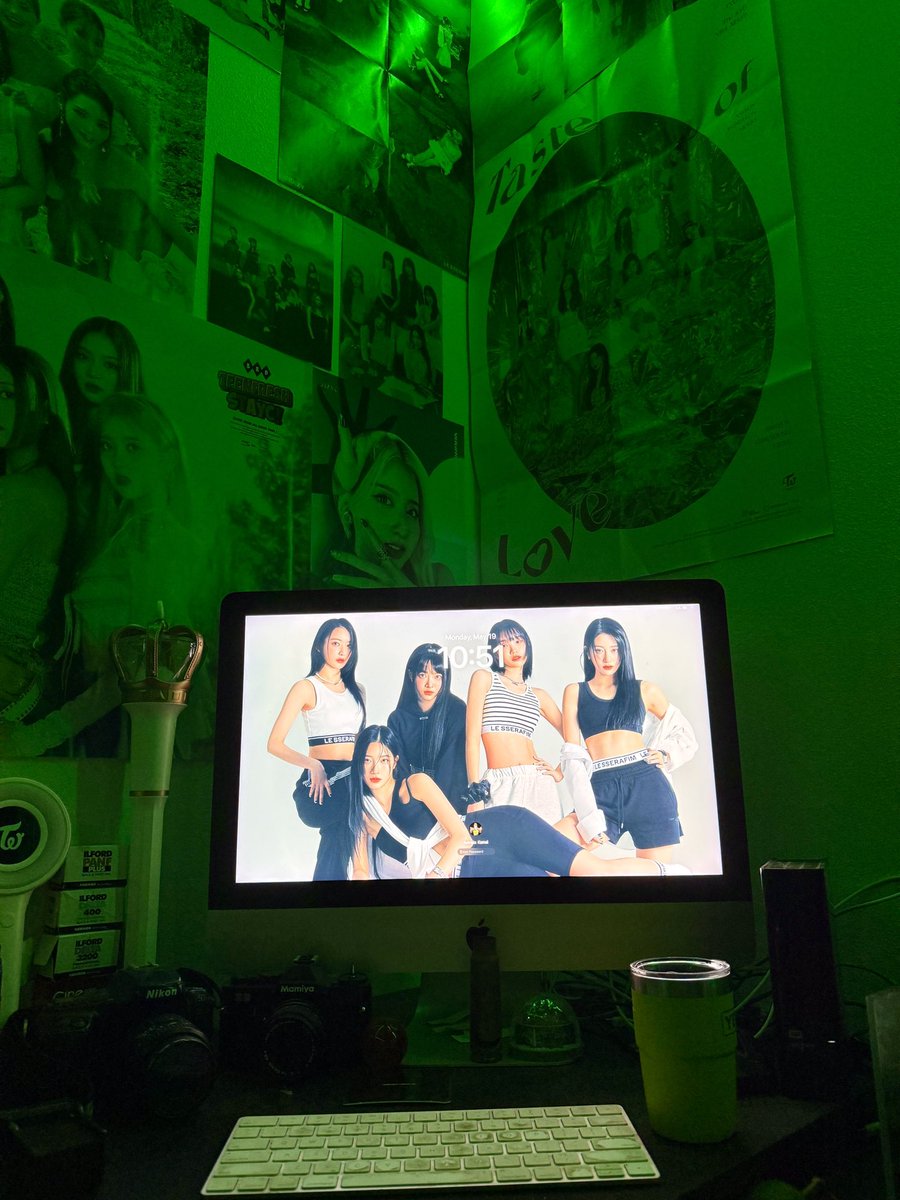 HawaiianOppa's tweet photo. Feeling moody tonight but also randomly changed my iMac wallpaper for fun , the other day 😅🫣. #lesserafim #fearnot #yunjin #chaewon #eunchae #sakura #kazuha #kpop #moots #roomcheck #officespace #home #green https://t.co/OGr8HylpF0
