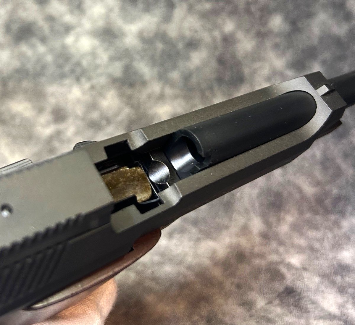 vs_hsakihabara's tweet image. 【#モデルガン】マガジンが軽いのが新鮮！
KSC『モデルガン #M93R 2nd ヘビーウエイト(HW)』30,250円（税込）装弾前のマガジンは軽い！いつもガスガンを触っていると この「軽い」という感覚が新鮮です！HW使用で銃本体は ズッシリとした重量！持つだけで楽しいです！
#ボークス #ホビースクエア秋葉原