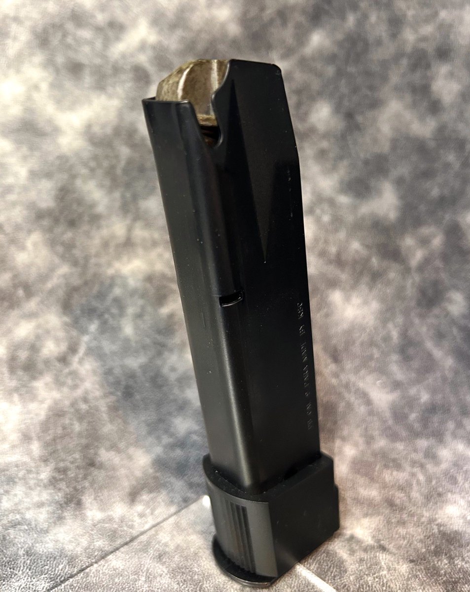 vs_hsakihabara's tweet image. 【#モデルガン】マガジンが軽いのが新鮮！
KSC『モデルガン #M93R 2nd ヘビーウエイト(HW)』30,250円（税込）装弾前のマガジンは軽い！いつもガスガンを触っていると この「軽い」という感覚が新鮮です！HW使用で銃本体は ズッシリとした重量！持つだけで楽しいです！
#ボークス #ホビースクエア秋葉原