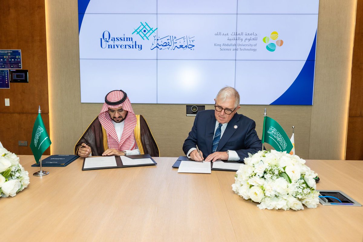 KAUST_News's tweet photo. Advancing Saudi Arabia’s position as a global hub for science and innovation. 

#KAUST and @QassimUniv1 join forces through a new memorandum of understanding, fostering collaboration in research, faculty exchange, joint programs, and more. 

#ResearchExcellence https://t.co/QJNdIi8vBB