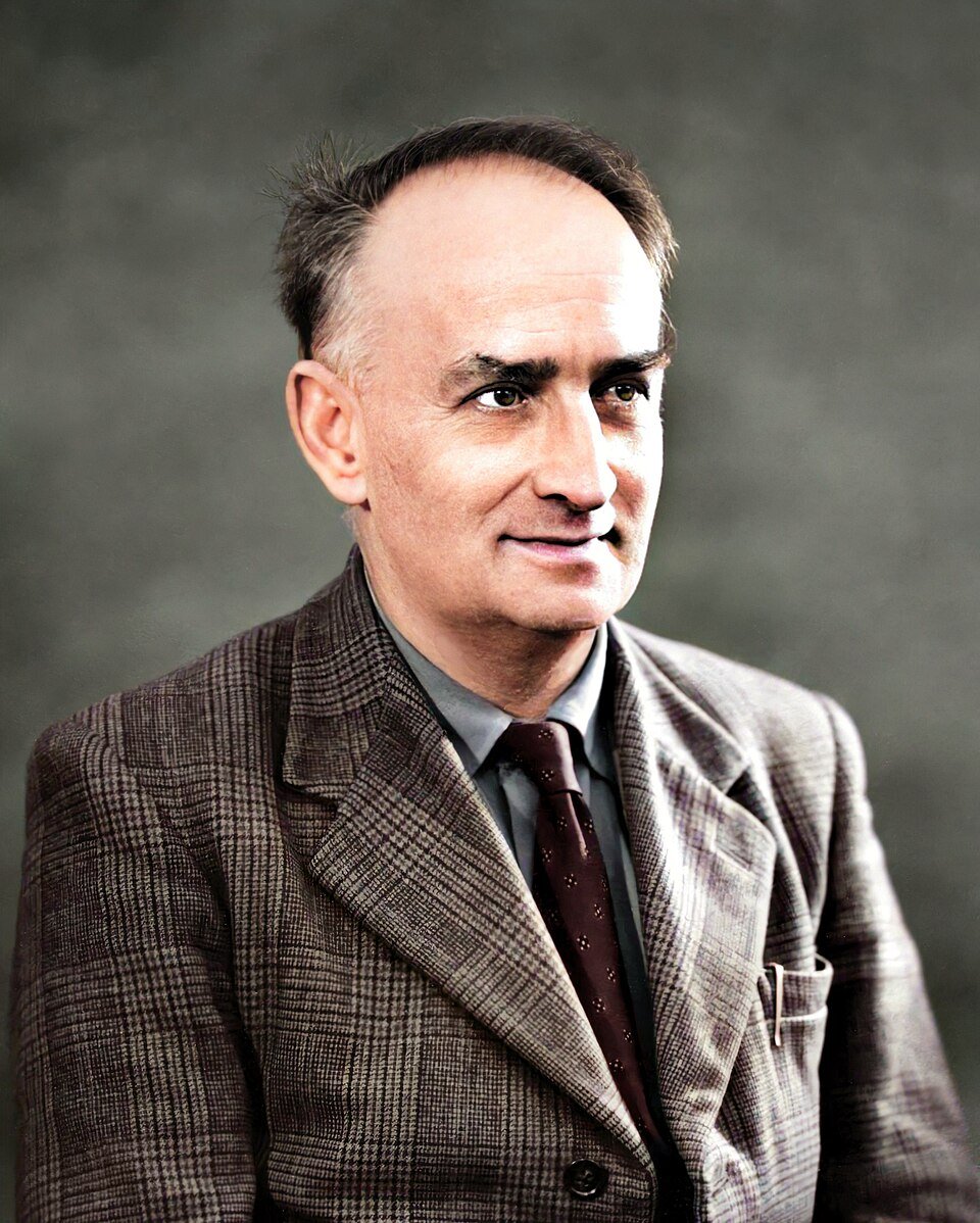 #aydh Ar y dydd hwn yn 1971 bu farw Waldo Williams yn 66 oed.

Roedd yn 7 oed yn dysgu Cymraeg pan symudodd i Fynachlog-ddu, Sir Benfro, lle roedd ei dad yn brifathro.

📷 Drwy, law Dafydd Williams, Rhuthun, nai Waldo. Dim enw ffoto'ydd.  <a href="/LLGCymru/">Llyfrgell Genedlaethol Cymru</a> ?
cy.wikipedia.org/wiki/Waldo_Wil…
