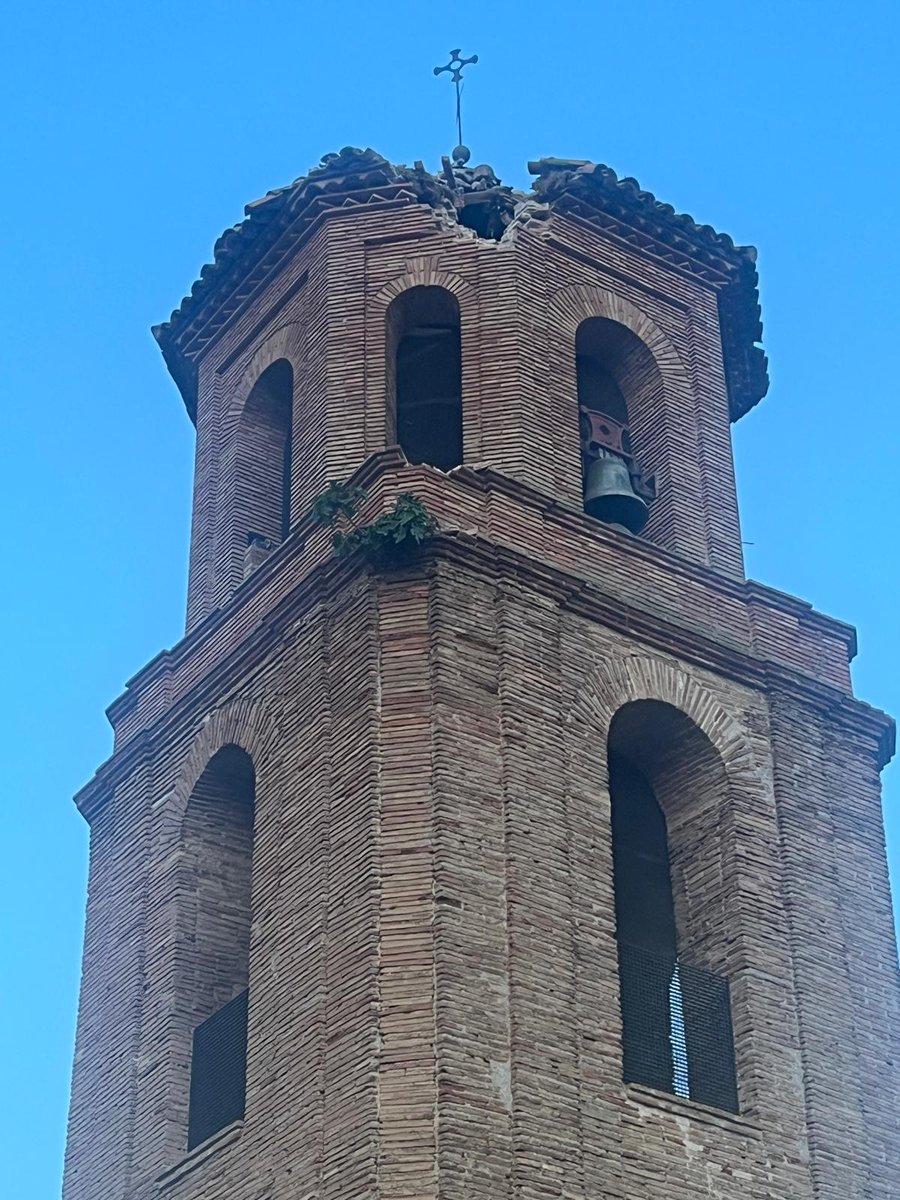 jordialgerri's tweet photo. #Baldellou, aquest diumenge, va patir la força del llamp.
El campanar, el rellotge i l'estructura interna han quedat malmeses.
La força de l'electricitat fora de control
Ahir a #Algerri va caure 7 litres.
Natres seguirem pasturant...👇 https://t.co/Aeouiufcm7