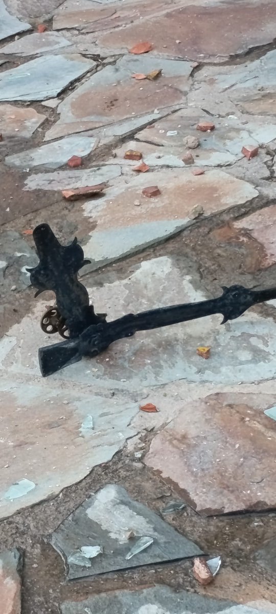 jordialgerri's tweet photo. #Baldellou, aquest diumenge, va patir la força del llamp.
El campanar, el rellotge i l'estructura interna han quedat malmeses.
La força de l'electricitat fora de control
Ahir a #Algerri va caure 7 litres.
Natres seguirem pasturant...👇 https://t.co/Aeouiufcm7