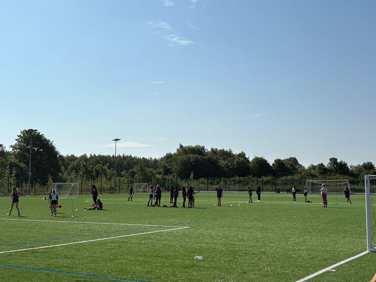 UnsworthAcademy's tweet photo. Today's PE lesson: rounders. Well done to our year 8 girls  #PElesson #teamwork #TeamUnsworth https://t.co/gdxPTkB4UQ